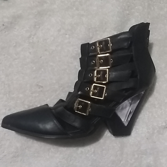 I'm selling black boots - Picture 2 of 3